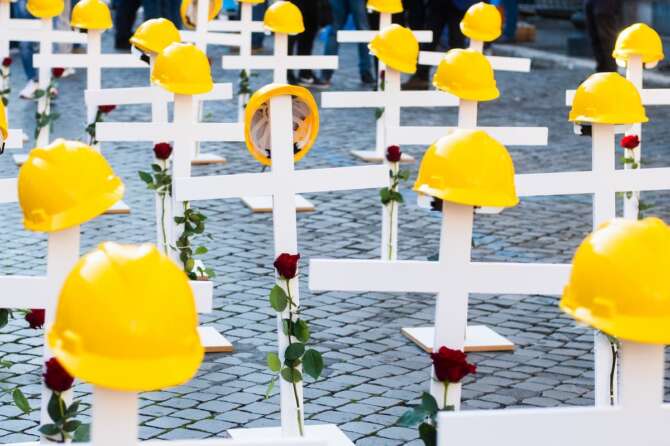 Sei vittime sul lavoro in un giorno solo, la strage delle morti bianche: “È una guerra continua”