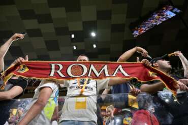 Alla sua laurea il padre preferisce la finale della Roma: “Per lui viene prima la sua squadra di calcio”