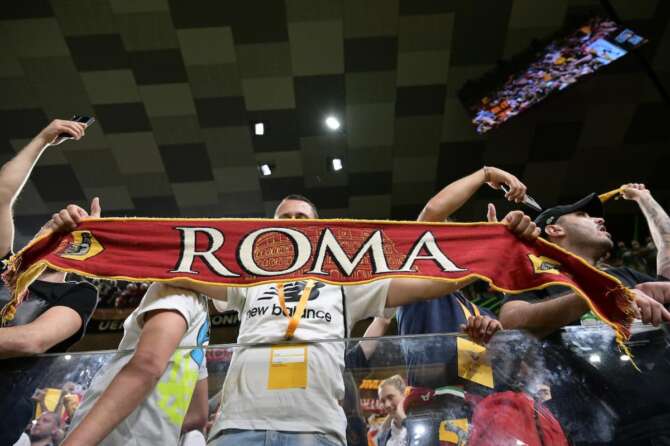 Alla sua laurea il padre preferisce la finale della Roma: “Per lui viene prima la sua squadra di calcio”