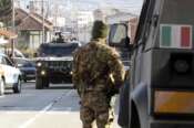 Cos’è la KFOR, la missione della NATO in Kosovo e il ruolo degli italiani