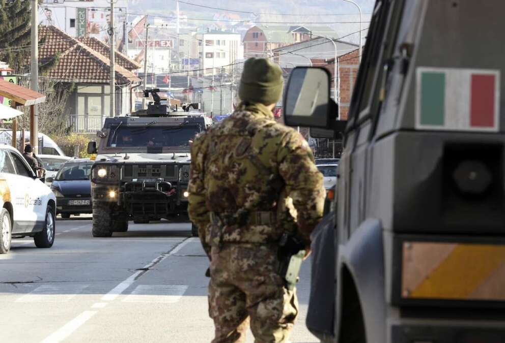 Cos’è la KFOR, la missione della NATO in Kosovo e il ruolo degli italiani