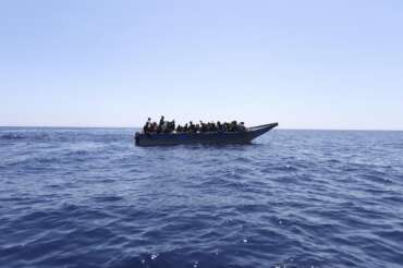 Potevano essere salvati, li abbiamo riportati nei lager: 27 migranti alla deriva respinti in Libia