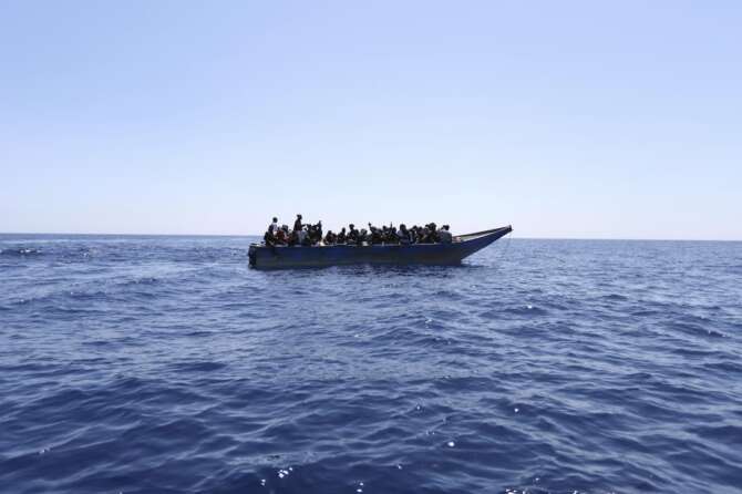 Potevano essere salvati, li abbiamo riportati nei lager: 27 migranti alla deriva respinti in Libia