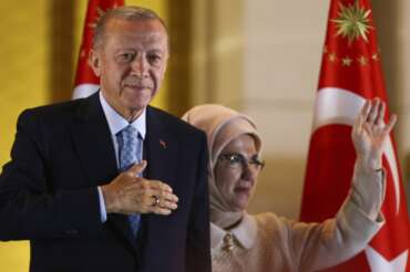 Erdogan vince le elezioni, il mondo si inchina all’autocrate