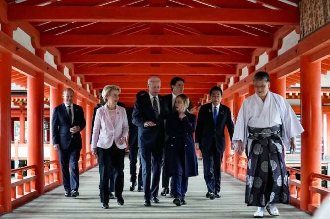 G7, i potenti della Terra tornano sul luogo del delitto: a Hiroshima l’Occidente smarrito e trascinato in guerra dagli americani