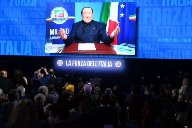 Silvio Berlusconi dimesso dall’Ospedale San Raffaele di Milano