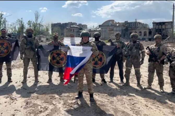 Guerra in Ucraina, Zelensky ammette la caduta di Bakhmut: Mosca la rivendica usando il nome russo Artyomovsk