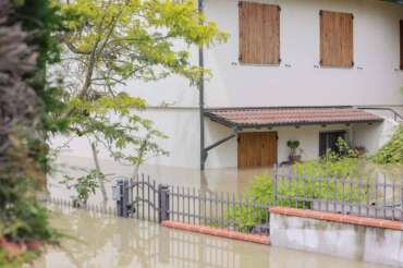 Alluvione in Emilia Romagna, acqua contaminata e rischio batteri: “Rischi sanitari per gli abitanti”