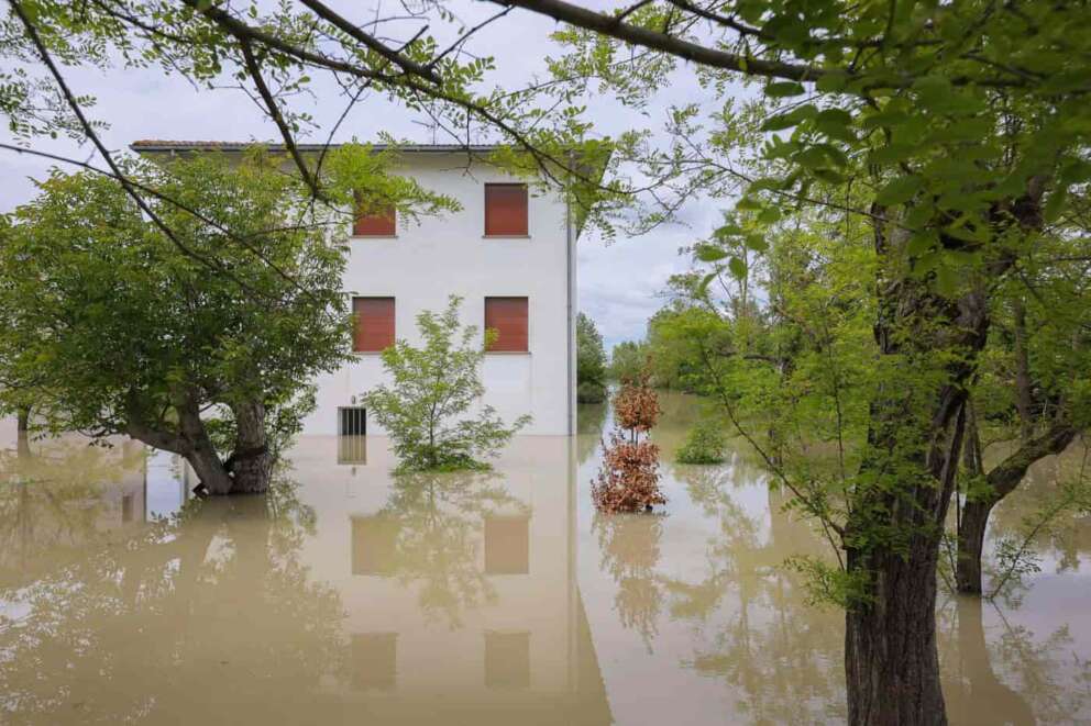 Alluvione in Emilia Romagna, il dramma dei 14 morti: l’acqua ha sommerso l’anziano al telefono con la vicina e l’ex barbiere allettato