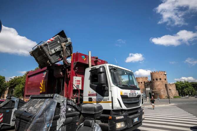 Lo scandalo Ama, non solo ladri dietro i furti di carburante: c’è anche una questione salariale