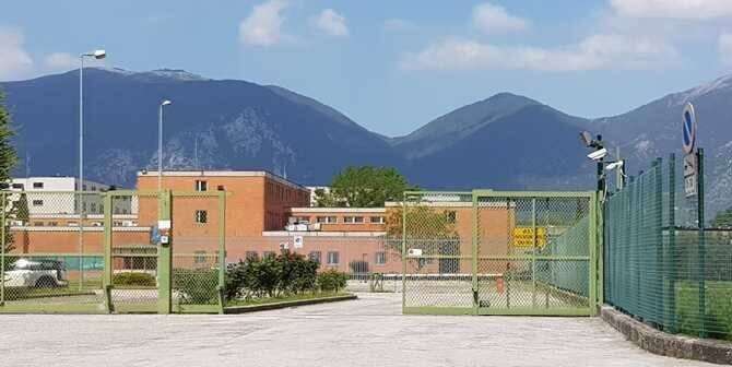 Appicca un incendio nella sua cella e muore intossicato, il dramma nel carcere di Terni: “Tragedia annunciata”