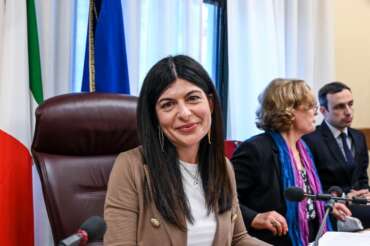 Commissione Antimafia, la meloniana Colosimo eletta tra le polemiche dell’opposizione per i rapporti con Ciavardini