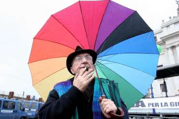 Chi era don Andrea Gallo, il prete ribelle di Genova “angelicamente anarchico”