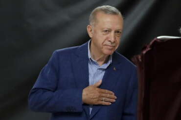 Elezioni in Turchia, Erdogan vince ancora ma non trionfa: “Sarà il secolo della Turchia”