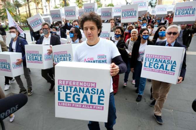 Il rapporto Eurispes: il 67% degli italiani dice sì all’eutanasia, 4 su 10 favorevoli alla gestazione per altri