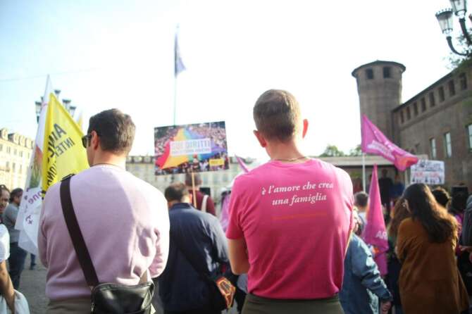 Gestazione per altri e famiglie arcobaleno, diritti sotto assedio: in discussione il principio di autodeterminazione delle donne