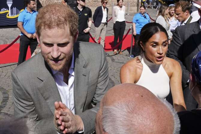Incidente “quasi catastrofico” per Harry e Meghan: “Erano inseguiti dai paparazzi”