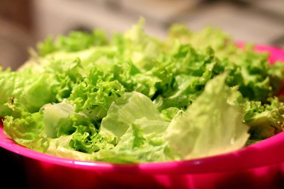 Perché l’insalata in busta potrebbe sparire: come cambia il regolamento Ue sugli imballaggi
