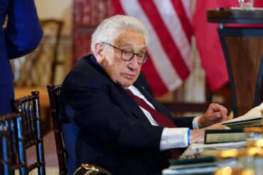 “Kissinger profeta di pace? Vietnam e Cile non possono essere liquidati come errori”, Stille racconta i 100 anni dello ‘stratega’ Usa