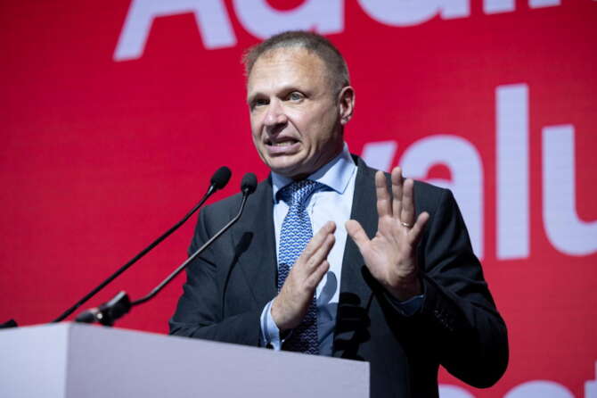 Lollobrigida e la razza, altro disastro dopo la “sostituzione etnica”: tutta colpa dei Padri costituenti…