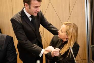 Meloni e i ceffoni quotidiani da Parigi, Macron tende la mano e il suo ministro Darmanin attacca: altro che disgelo