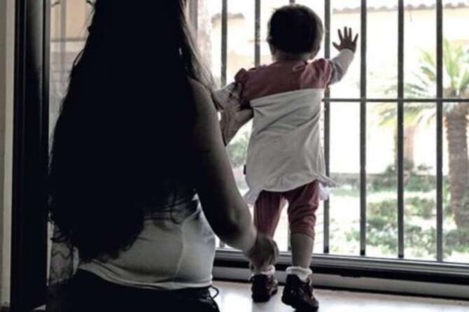 Lo scandalo delle madri prigioniere, così la destra vuol togliere i figli alle detenute recidive perché indegne