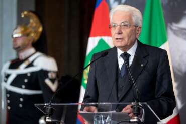 Mattarella ricorda Manzoni e mette in riga FdI sulla “stirpe”