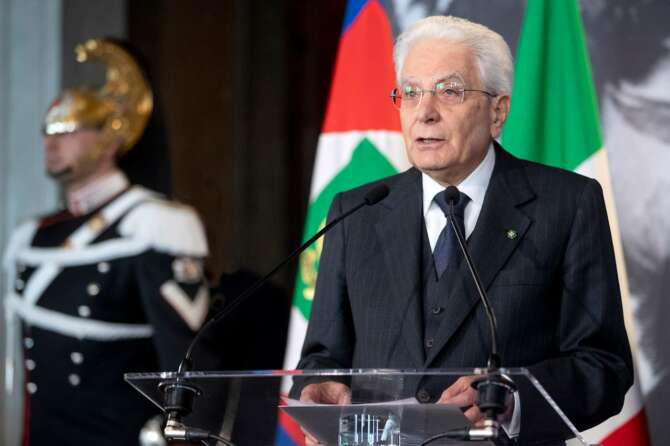 Mattarella ricorda Manzoni e mette in riga FdI sulla “stirpe”