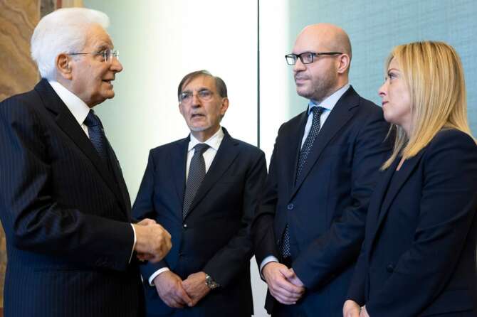 Mattarella convoca La Russa e Fontana per “richiamare” il governo Meloni: troppi emendamenti stravolgono i decreti legge