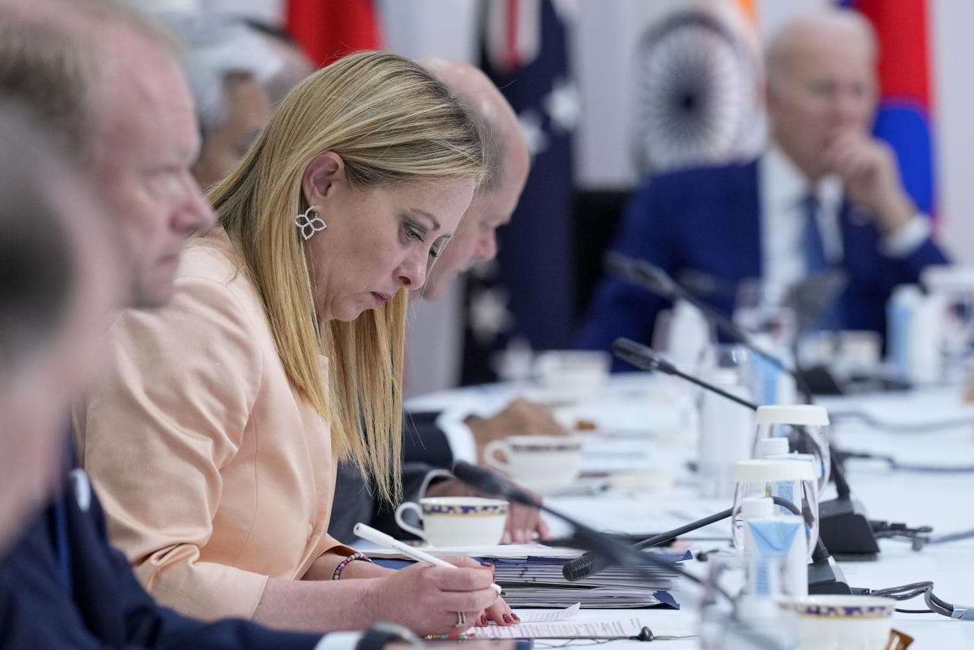 Il bilancio del G7 di Meloni: il mezzo sorriso di Macron sui migranti e gli ordini di Washington sulla “via della Seta”