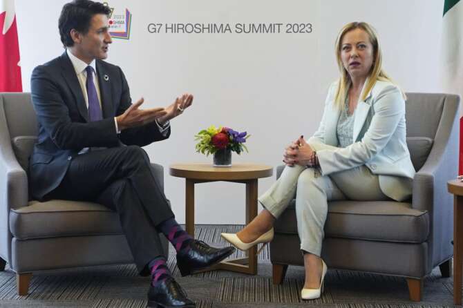 Figuraccia di Meloni al G7, il canadese Trudeau la richiama sui diritti civili Lgbt: “Preoccupati per le posizioni dell’Italia”