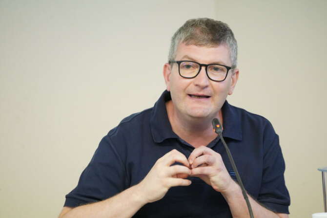 “Disarmiamo il mondo e apriamo le porte ai migranti”, parla padre Camillo Ripamonti