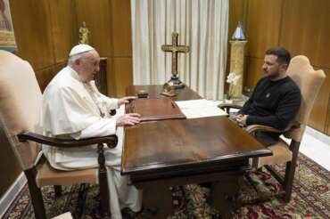 Papa Francesco ignora il niet di Zelensky: continua la trattativa vaticana mentre Meloni preferisce la guerra