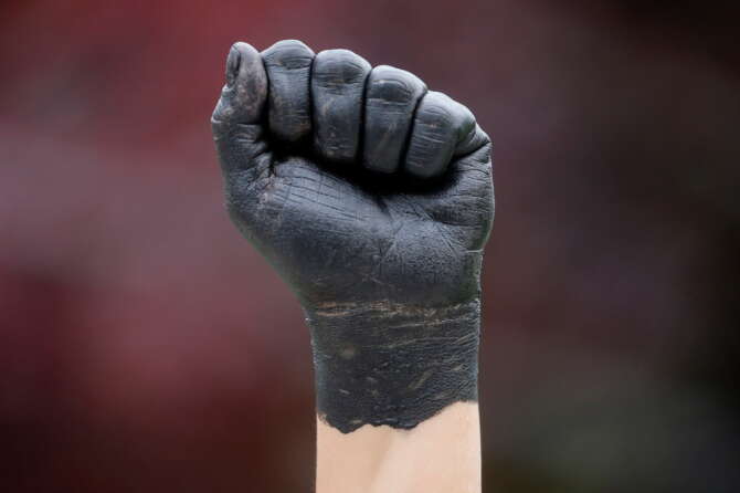 “Africani”, “zingare” e i tic dei sovranisti: il ceppo italico è un po’ razzista