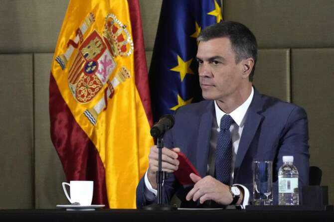 Terremoto in Spagna, Sanchez si dimette e convoca elezioni anticipate: il premier paga il tracollo alle amministrative