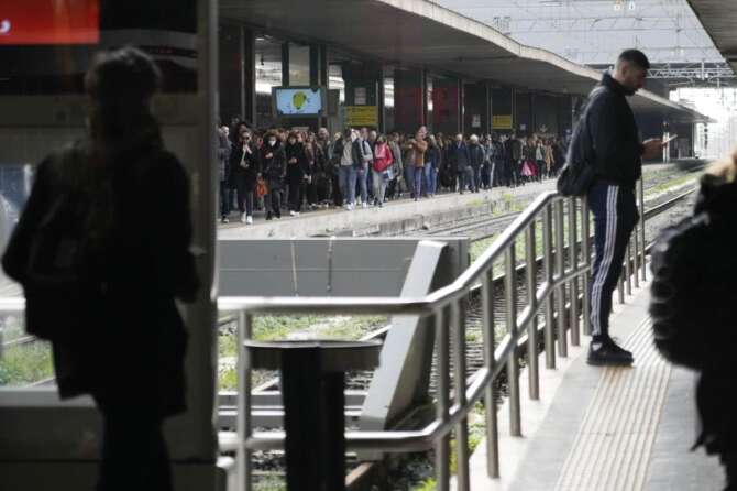 Sciopero generale 26 maggio, rischio stop a treni e lezioni non garantite a scuola