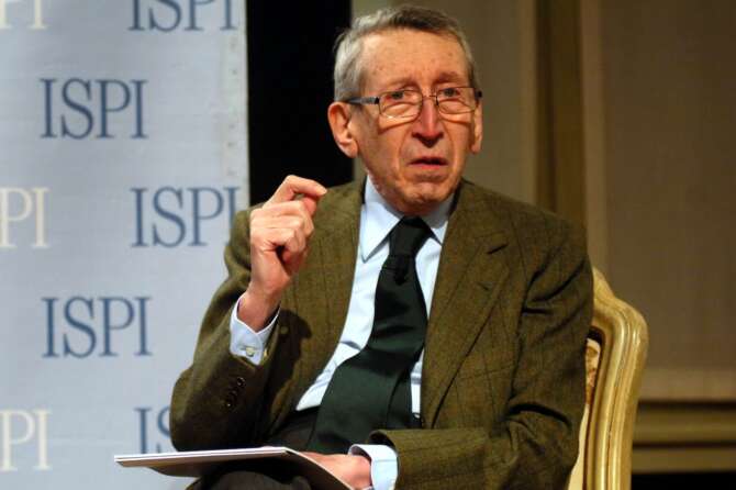 “La Nato andrebbe sciolta, non fa gli interessi dell’Europa ma dell’America”, parla Sergio Romano