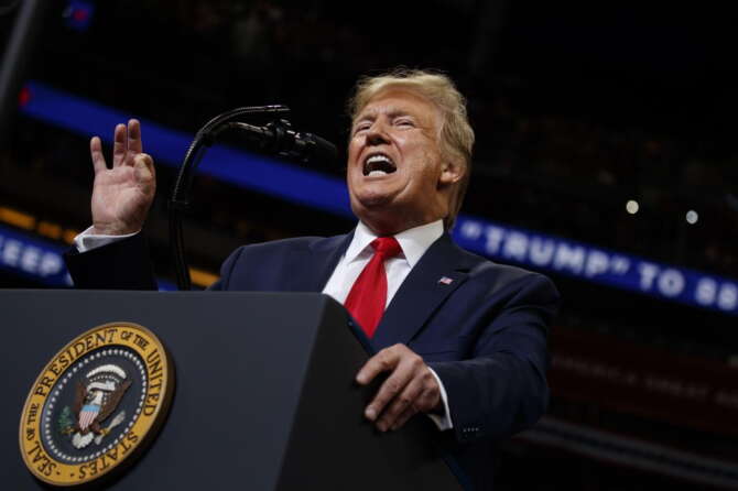 Trump verso l’incriminazione, altri guai per il tycoon: l’indagine penale per le carte classificate nella sua residenza