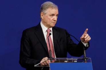 Bankitalia richiama Meloni, l’ultima relazione di Visco: “Servono salario minimo e più immigrati, sul Pnrr non c’è tempo da perdere”