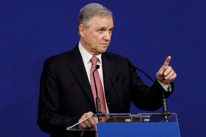 Bankitalia richiama Meloni, l’ultima relazione di Visco: “Servono salario minimo e più immigrati, sul Pnrr non c’è tempo da perdere”