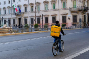I rider sono dipendenti, i fattorini non vanno più trattati come autonomi