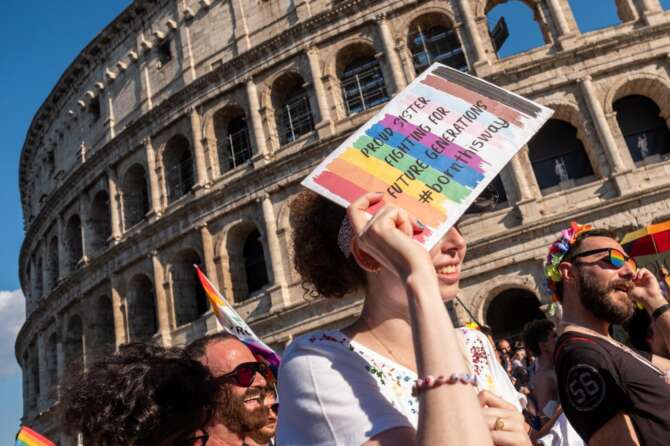 Patrocinio ritirato al Pride di Roma, così finiranno per vietare i cortei peccaminosi