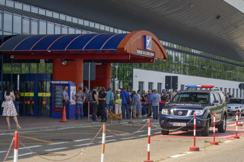 Terrore in Moldavia, due morti in sparatoria all’aeroporto di Chisinau: preso l’assalitore
