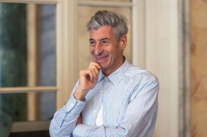 Maurizio Cattelan: “Chissà se sarà ricordato come l’imbecille della banana, i milanesi vanno rinfrescati”