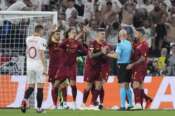 Finisce ai rigori il sogno della Roma, al Siviglia l’Europa League: bufera sull’arbitro