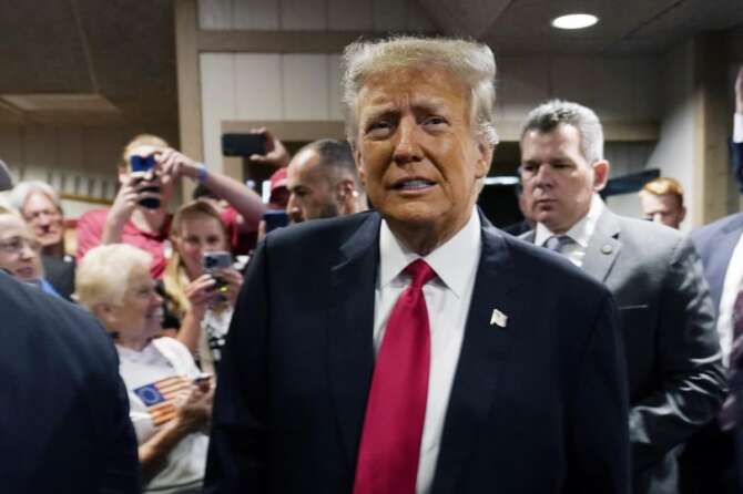 Documenti top secret alla villa di Mar-a-Lago, Trump incriminato: “È la più grande caccia alle streghe della storia”