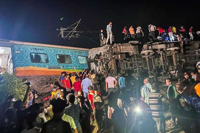 Ecatombe ferroviaria in India: 288 morti e 900 feriti nello scontro tra treni