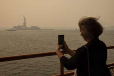 America intrappolata nel fumo, città invase da un’enorme nube arancione per gli incendi in Canada