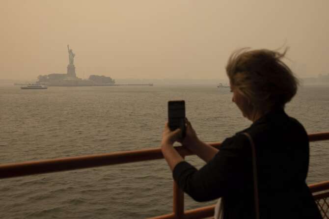 America intrappolata nel fumo, città invase da un’enorme nube arancione per gli incendi in Canada