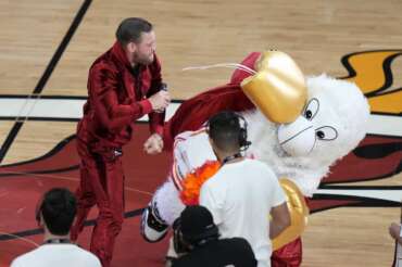 Conor McGregor accusato di stupro da una donna: “Violentata in bagno durante le finals NBA”